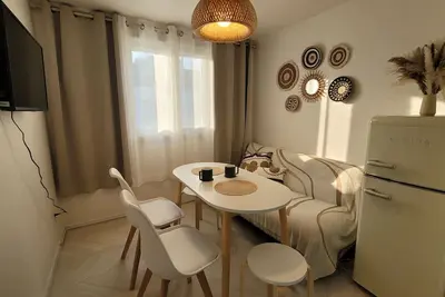 Image de Cozy apartment with fun board games, 10 minutes drive from downtown area.