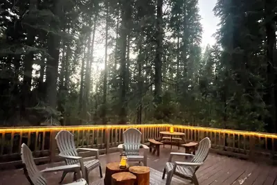 Image de “Big Trees Retreat, ” Boasts 5br\/2. 5ba, Sleeps-16. 2-level living. Dog friendly!