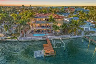 Image de Luxurious Waterfront Mansion! Minutes to the Beach!