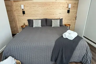 Image de Zen Den - jetted tub, massage chair, home theater, Ev charger, King bed, parking