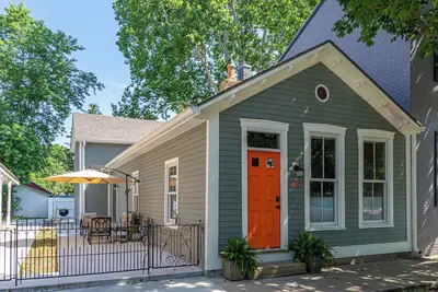 Image de Grand Fireplace at the Heart of the Home! Updates Galore, but lots of Old Charm!