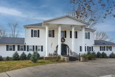 Image de Spacious 1845 Mansion with modern amenities. Loved by large groups, 5bd/4. 5ba!
