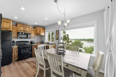 Image de Gorgeous Renovated Table Rock Lakefront Retreat