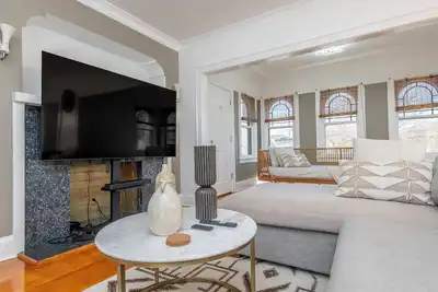 Image de 4 Minutes Walk to Lake Michigan Atwater Park Beach, Backyard, Balconies. Pets