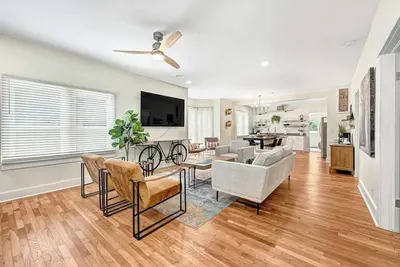 Image de Decca's Uptown Oasis