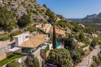 Contemporary Villa with Pool and Spectacular Views.