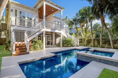 Image de Luxury coastal home pool/spa, 0. 2 mi to beach & 1 block downtown Ami Pine Ave