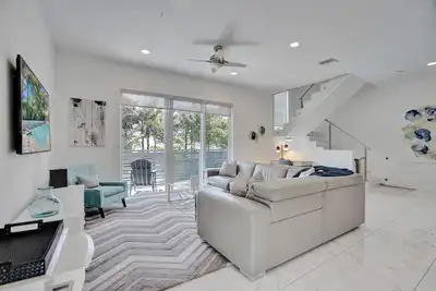 Image de Amazing Beach Location w/Pool, Spa & Gym! Modern & Spacious family home.