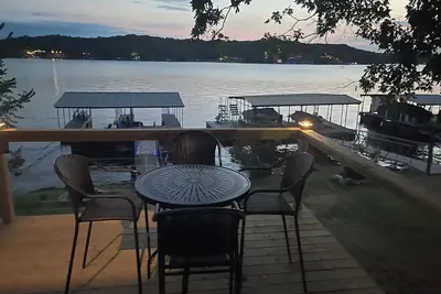 Image de Lakefront newly remodeled 3 bed, 2 bath. Modern comfort meets lake charm
