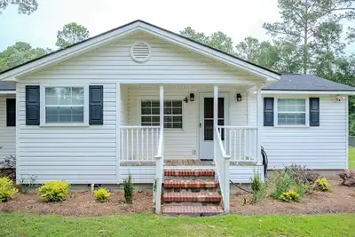 Image de Cozy Cottage close to everything; Newly renovated with state of art appliances.