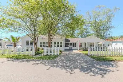 Image de Old Town Beach Cottage~ 2 blocks from Main St. and Beach Blvd.