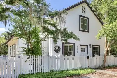 Image de Remodeled unique vacation rental in the heart of Historic Beaufort