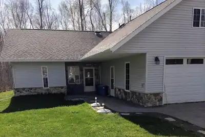 Image de Spacious home with Ev charging station two miles from Big Bay Town Park.