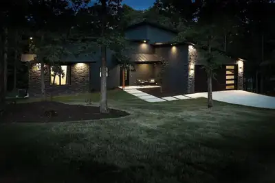 Image de Cozy Chalet with Hot Tub Woodland Views Near Back 40 Trails