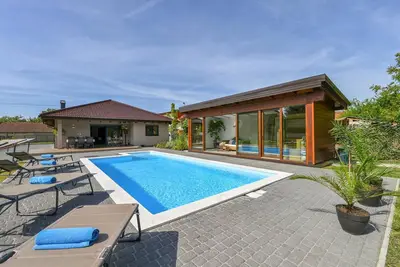Image de Superbe maison Ă Puscine avec sauna