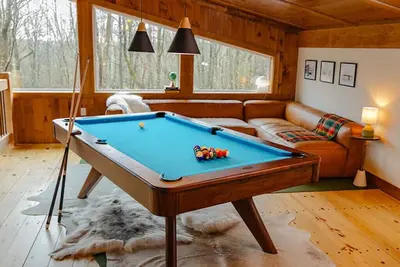 Image de Noir Haus - New! Custom luxury cabin 2 acres w pool table fire pit hot tub