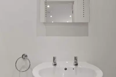 Image de Large studio flat in Maidstone. WiFi tv and work station. 2 mins walk to town!