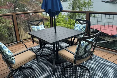 Image de Newly Updated Lake Front Cottage House, 8+, Dock Deck, 4. 5 Mm, 15 min to Strip Dam
