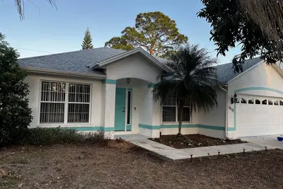 Image de Light and airy, 2 bedroom 2 bath home with split floor plan +2 car garage