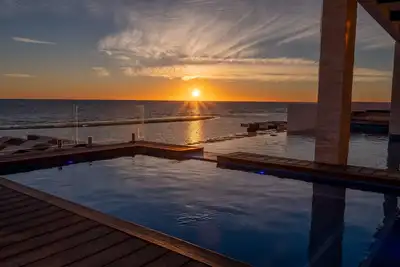 Image de A Hidden Paradise: Spacious Beachfront Oasis - Perfect for Families and Retreats