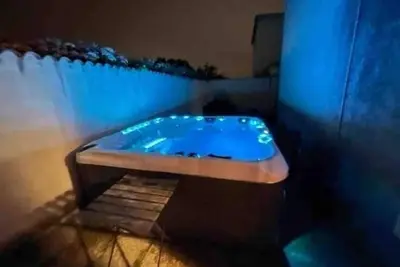 Image de Maison avec piscine et jacuzzi privés.