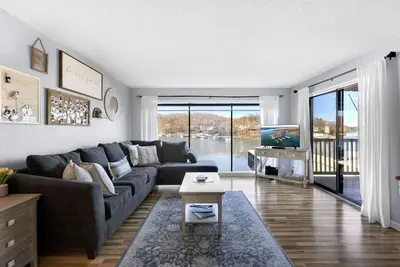 Image de Lakefront, 2 floor condo, stunning views and amazing pool! 3br / 3ba