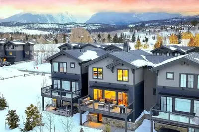 Image de Modern Open Concept Townhouse with Spectacular Mountain Views and close to town