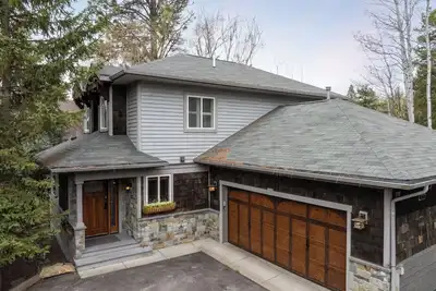 Image de Prime Location in Crestwood Neighborhood, Close to Downtown and the Snow Bus!