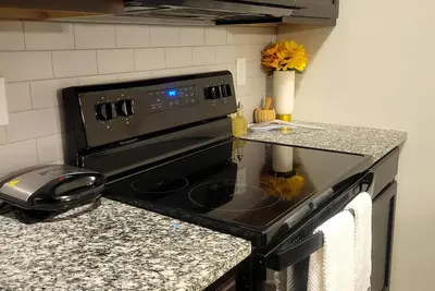 Image de 29-day min stays- Pet-friendly home, In-unit laundry, and reliable WiFi.