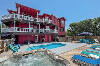 Image de 7 Bed, 6. 1 Bath dog friendly w/pool, hot tub, game room and elevator!