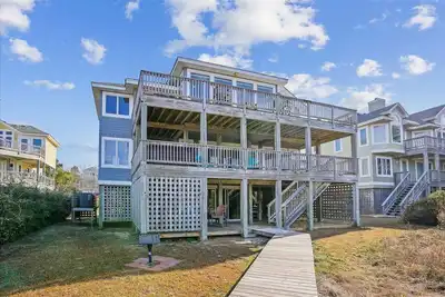 Image de Somerset - 5 Bed, 3. 2 Bath dog friendly soundfront home with hot tub