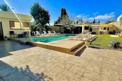 Image de Hébergement vue panoramique au bord d’un jardin gazonne et piscine