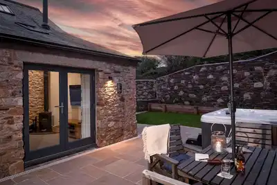 A fabulous one-bedroom barn conversion with hot tub in the heart of the countryside near Stoke Gabri