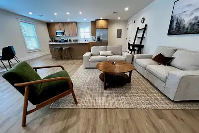 Image de Luxury New 1br 950 sq ft apartment. Sleeps 4. Stocked Kitchen, 2 Tvs, Parking.