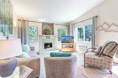 Image de Xmas Festivities = Walking Distance! December Dates Available.