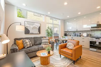 Image de Perch - Trendy hideaway near Seattle's heart. Take in the Mt Rainier views!