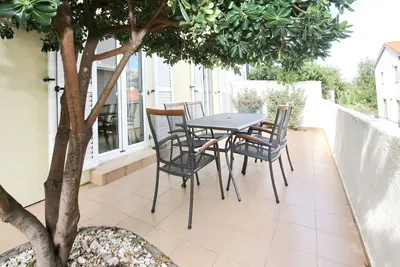 Image de Appartement de trois chambres avec la terrasse Baska, Krk (A-18804-c)