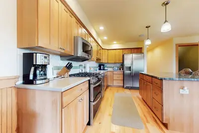 Image de Two-story golf course adjacent home with a washer\/dryer, fireplace, & tennis