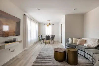 Image de Newly Remodeled House in Cul-de-Sac