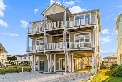 Image de Canal-front dog-friendly home near beach with multiple decks, canal view, & dock