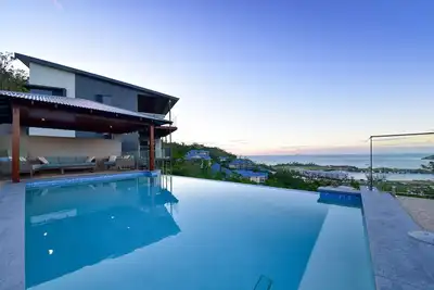 Image de Elevated 4 bedroom holiday home in Airlie Beach with stunning views