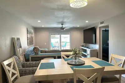 Image de Zen en Ville! 2/2 Piscine Jardin Zen, Tv 85\", 2 Tv 65\"Couchers de soleil W/D