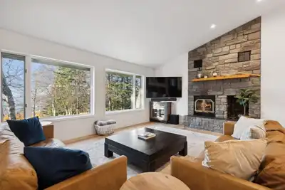 Image de Book a Winter Getaway Today! An Amazing Whitefish Home! Hot Tub! Ac!