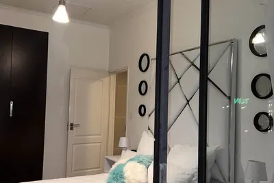 Image de Unique and comfortable accommodations in the heart of our vibrant city.