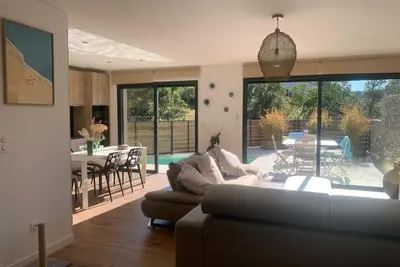 Image de Villa neuve avec piscine privée, terrasse et un équipement moderne.