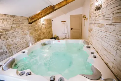 Image de Gîte Ô Tilleul Enchanté cocooning avec jaccuzzi en intérieur