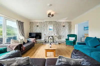 Image de Pine Lodge, Holiday Home Wisemans Bridge, Pembrokeshire, Sleeps 12, 5 bedrooms, bathrooms