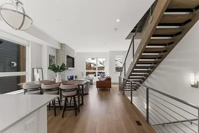 Image de Ideally Located Townhome, Rooftop Deck w/ Private Hot Tub & 360 Mountain View