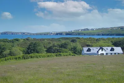 Image de The Alders, holiday property Poppit Sands, Sleeps 10, 5 bedrooms, bathrooms