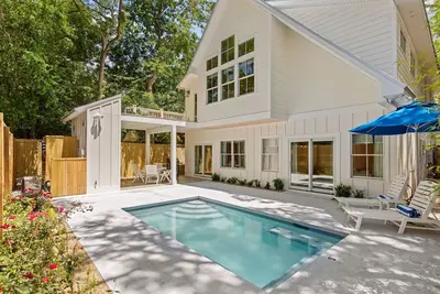 Image de Enchanted Getaway sleeps 12, Pool and 1-block to the beach